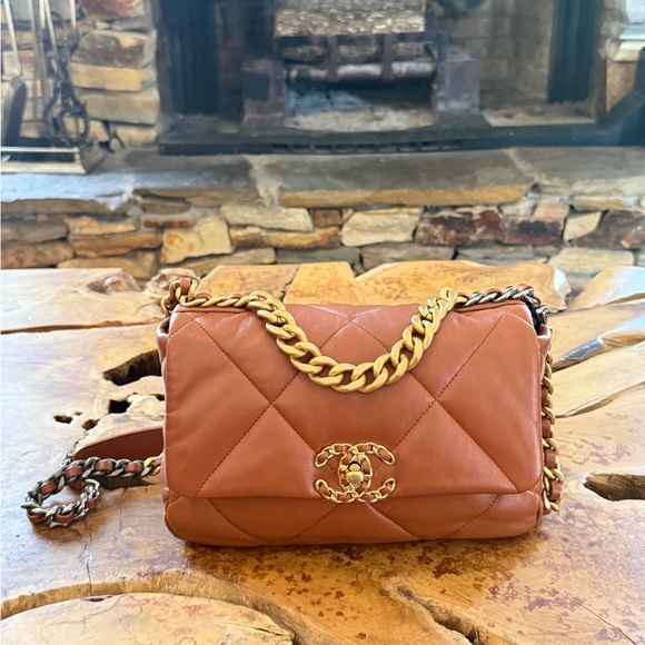 LIKE NEW Chanel 19 Caramel Medium AUTHENTIC - Picture 1 of 16